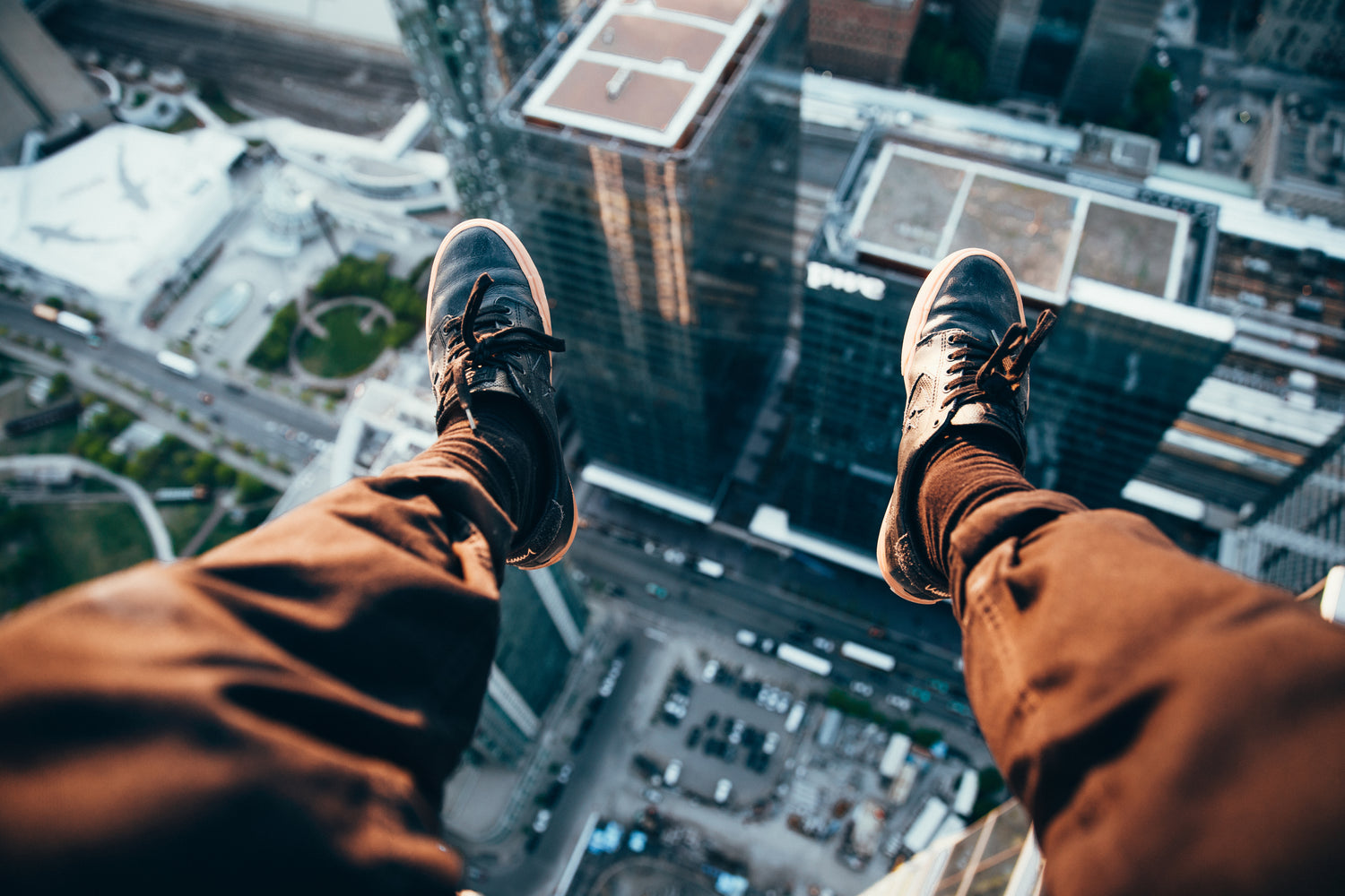 rooftopper-looking-down